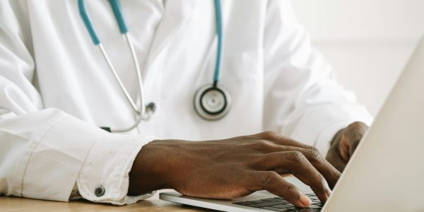 doctor-with-laptop_pexels